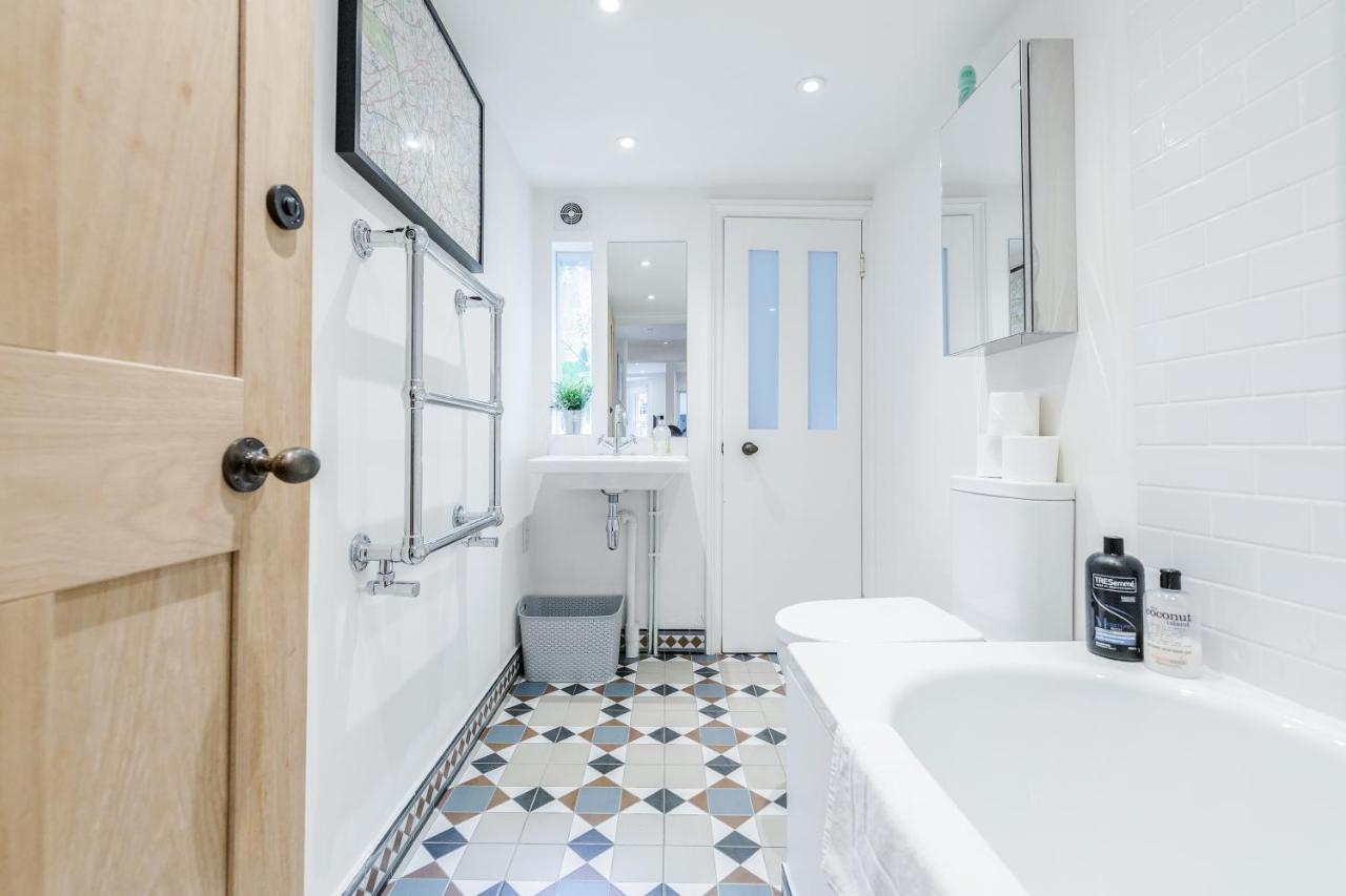 Bonnington Gardens - 1 Bed Open Plan Basement Flat * Londra